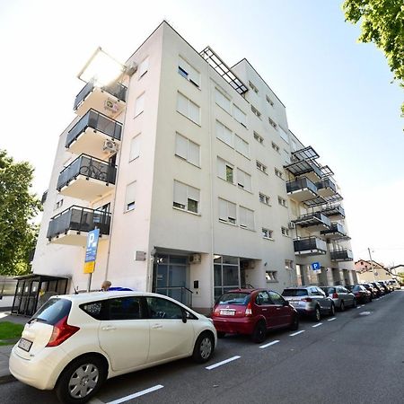 Block Apartment Park With Private Garage Parking Zagreb Bagian luar foto